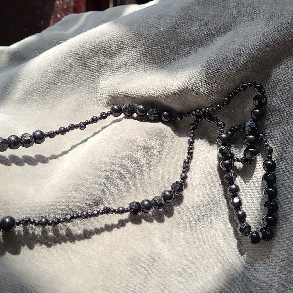 🌼2/$12 Vintage long faceted black bead necklace
